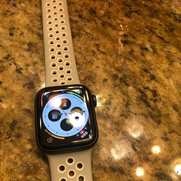 Apple Watch Series 4 - Picture 3 of 3